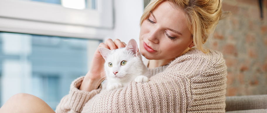 femme avec son chat